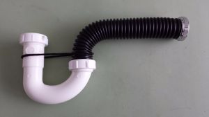 026.Flex Connector P-trap plastic 1-1/4 kit, 1-1/4 brass drain